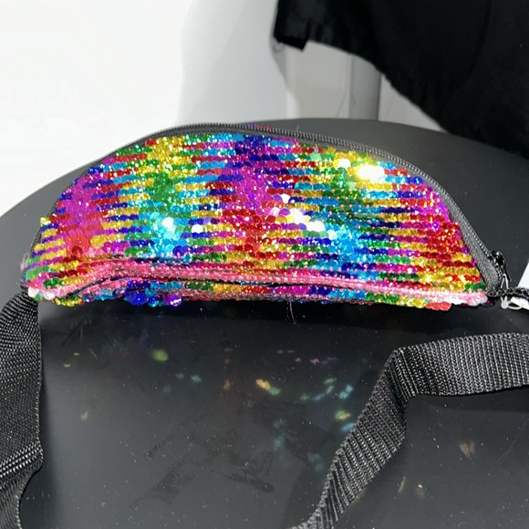 Claire’s speaker waist bag - Picture 3 of 7